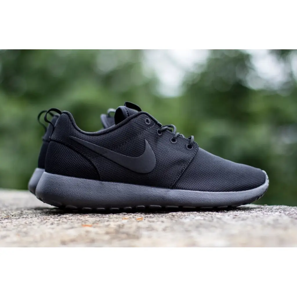 Nike Roshe Run Triple Black - Image 2